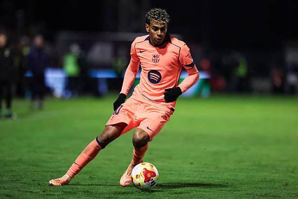 ＂到哪也没俱乐部挣得多！就算让杜峰当广东蓝协主席！或国家队教练能给他开300一500万人民币！可能吗？杜峰当国家队主教练兼广东主教练的。国家队教练的钱够买烟抽吧！都是小零头。