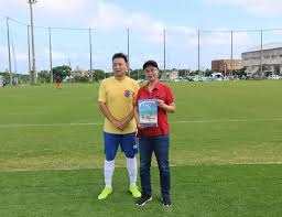 他像往常一样完全保持冷静和镇定。